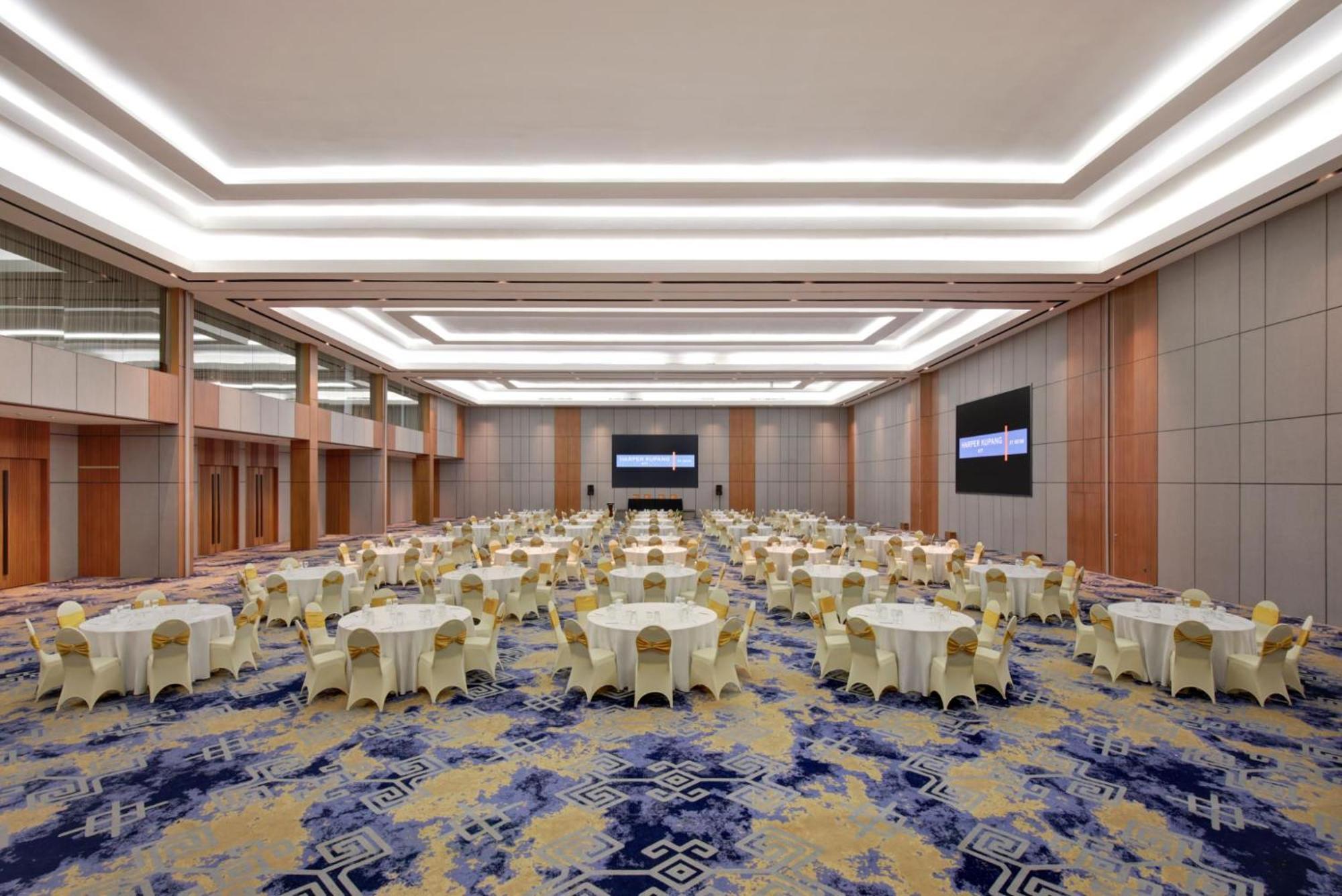 Harper Kupang By Aston Hotel Екстериор снимка