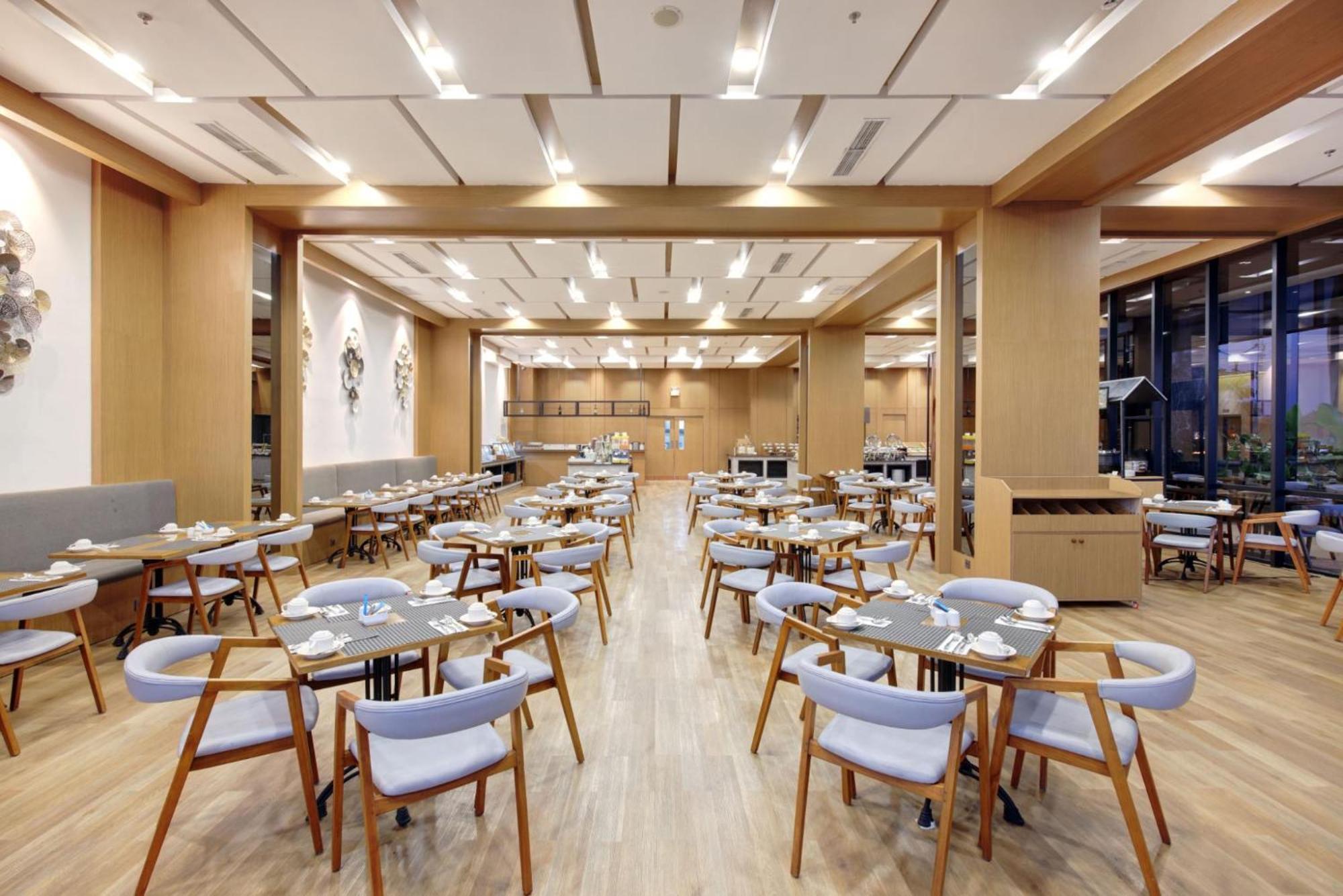 Harper Kupang By Aston Hotel Екстериор снимка