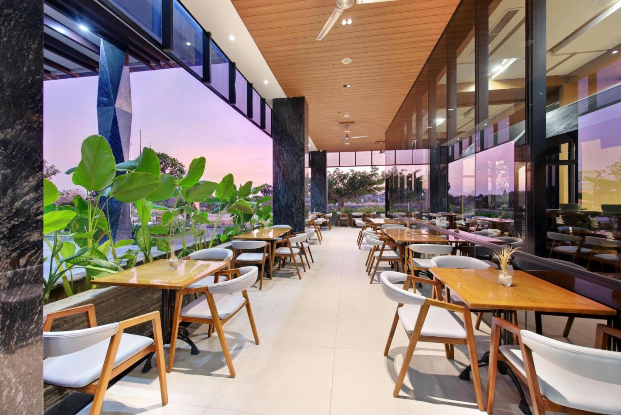 Harper Kupang By Aston Hotel Екстериор снимка